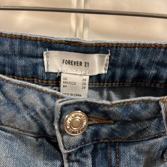 Forever 21 light wash jeans in good condition cropped at the bottom & frayed 29 - Picture 2 of 5